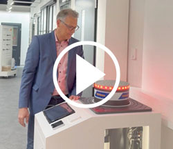 Ulf Hürtgen vor dem Modell einer Fahrzeugsperre bei der Firma Hörmann